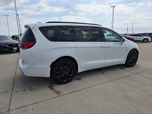 Used 2022 Chrysler Pacifica Limited w/ S Appearance Package AWD/4WD image 12