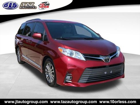 Used 2018 Toyota Sienna XLE Premium w/ Carpet Mat Package FWD image 1