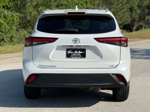 Used 2023 Toyota Highlander XLE FWD image 11