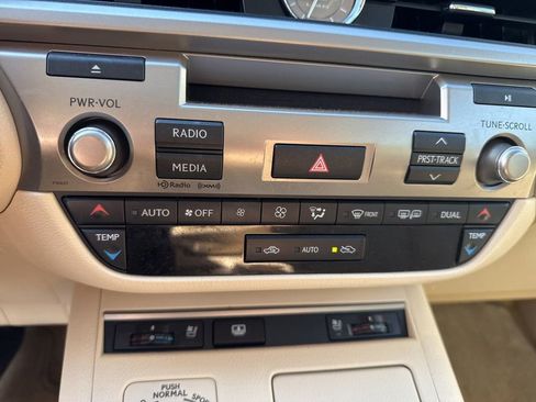 Used 2014 Lexus ES 350 w/ Luxury Package FWD image 15