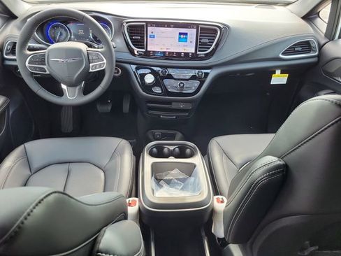 New 2026 Chrysler Pacifica Select image 13