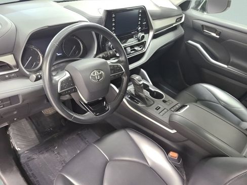 Used 2021 Toyota Highlander XLE AWD/4WD image 24