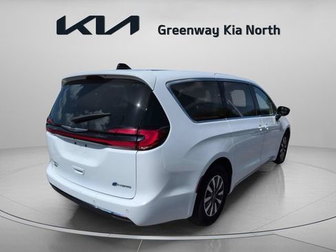 Used 2024 Chrysler Pacifica Limited FWD image 7