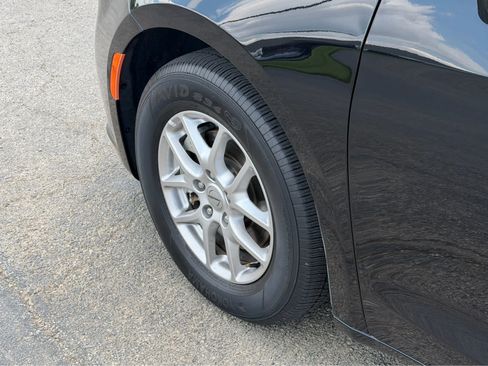 Used 2024 Chrysler Pacifica Touring-L FWD image 6