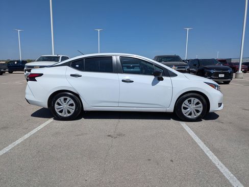Used 2023 Nissan Versa S image 2