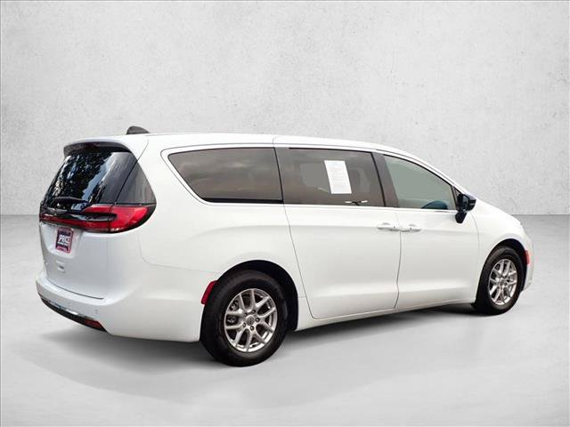 Used 2024 Chrysler Pacifica Touring-L FWD image 4