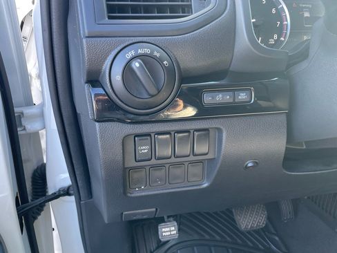 Used 2022 Nissan Titan SV image 11