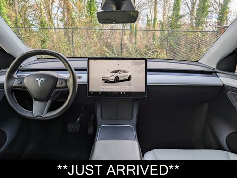 Used 2022 Tesla Model Y Long Range image 11