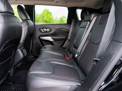 Used 2018 Jeep Cherokee Latitude Plus w/ Cold Weather Group AWD/4WD image 22