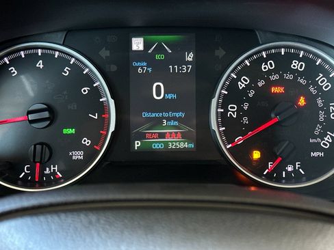 Used 2022 Toyota RAV4 XLE w/ Convenience Package FWD image 26
