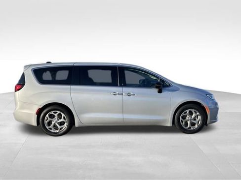 Used 2024 Chrysler Pacifica Limited image 10