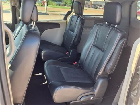 Used 2015 Chrysler Town & Country Touring-L w/ Driver Convenience Group image 22