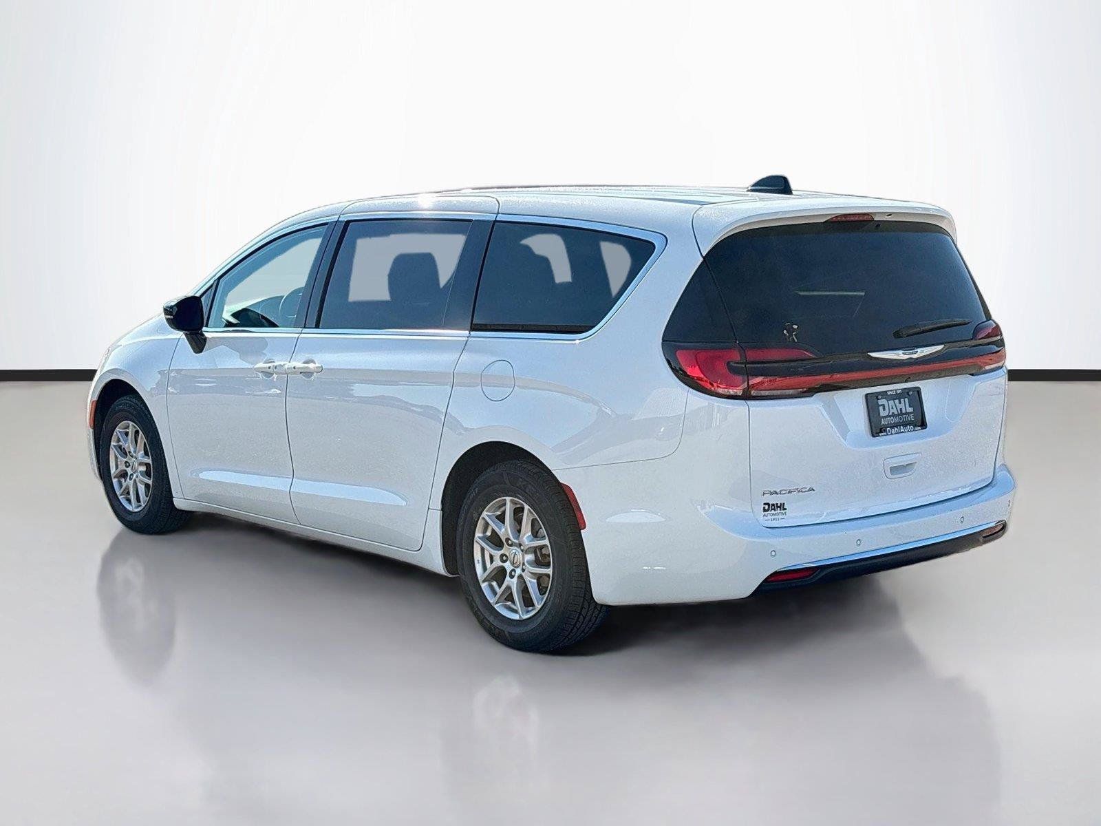 Certified 2025 Chrysler Pacifica Select FWD image 10