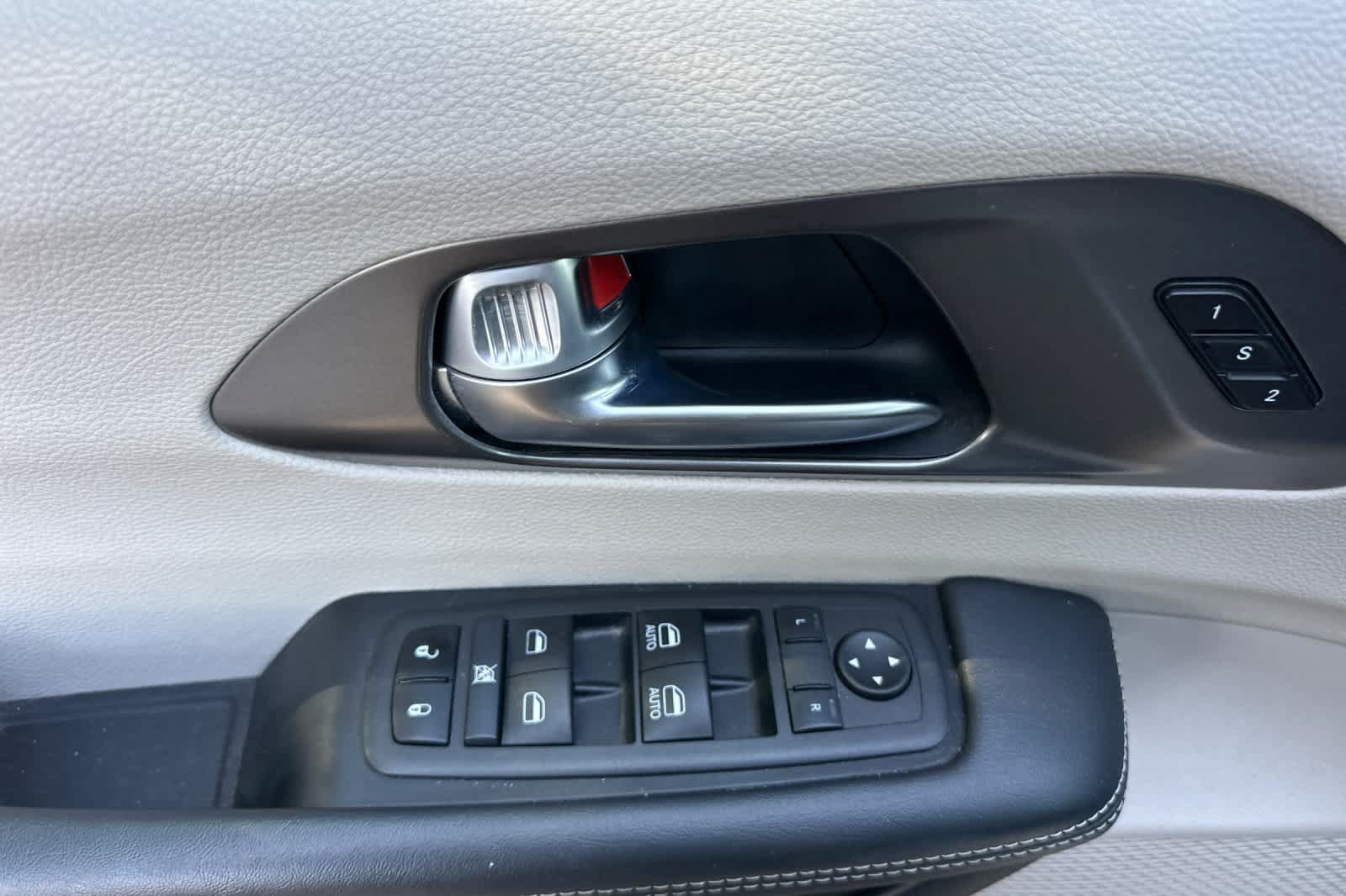 Used 2024 Chrysler Pacifica Limited FWD image 15