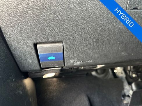 Used 2024 Chrysler Pacifica Premium FWD image 27
