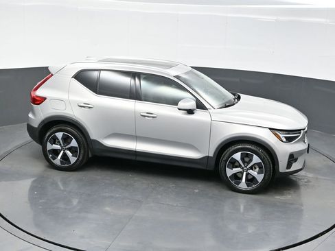 Used 2025 Volvo XC40 B5 Plus image 38