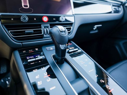 Certified 2025 Porsche Macan image 20