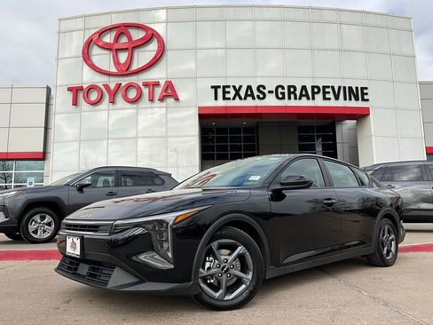 Used 2025 Kia K4 LXS image 2