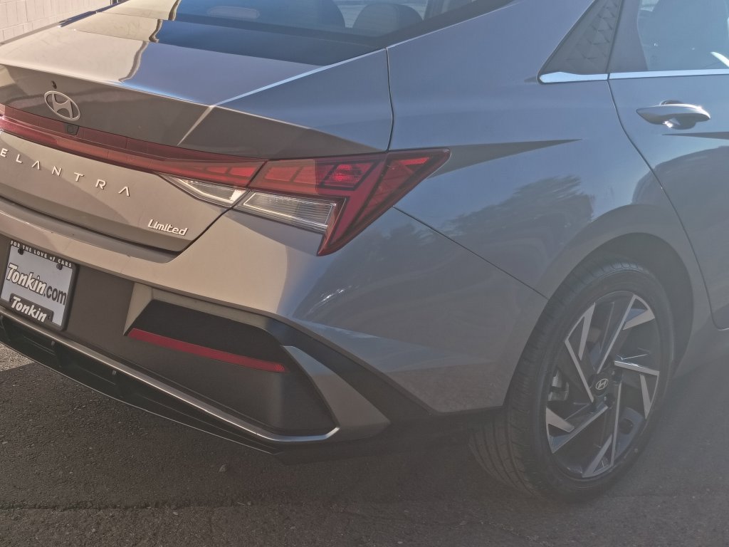Certified 2025 Hyundai Elantra Limited FWD image 5