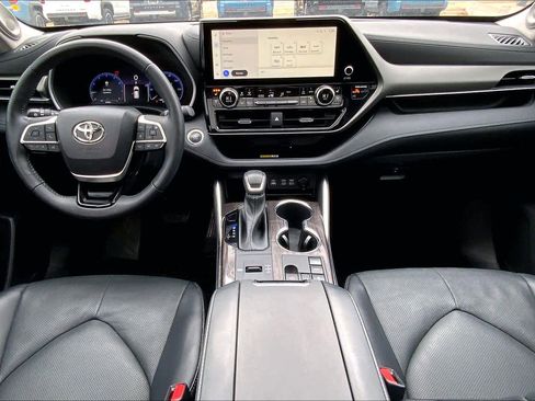Used 2023 Toyota Highlander Limited image 16