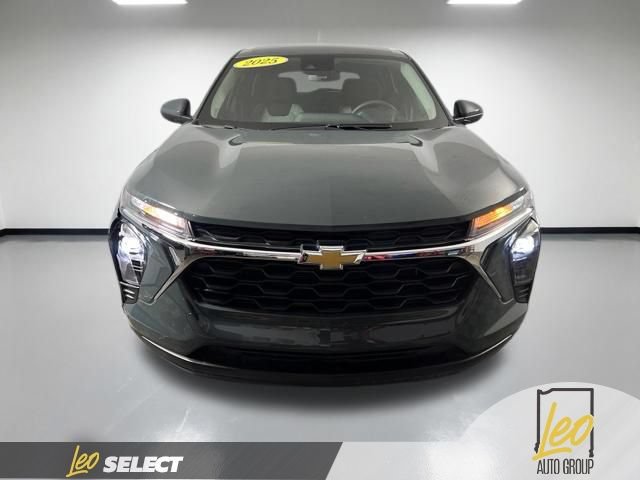 Used 2025 Chevrolet Trax LS w/ LS Convenience Package FWD image 2