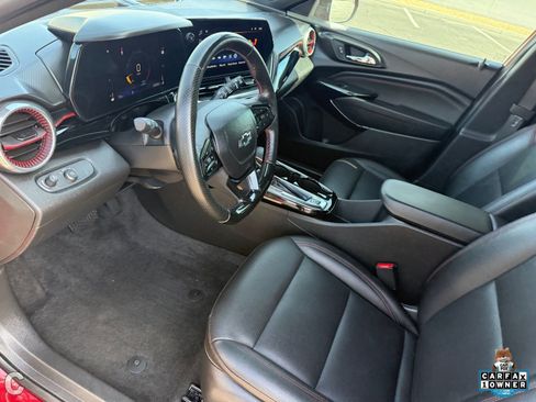 Used 2025 Chevrolet Trax RS FWD image 19