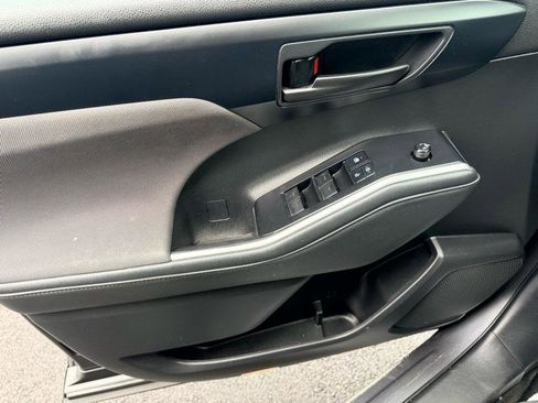 Used 2021 Toyota Highlander LE image 12