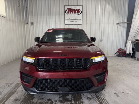 Used 2025 Jeep Grand Cherokee Altitude AWD/4WD image 16