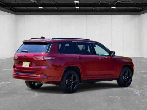 Used 2025 Jeep Grand Cherokee L Limited w/ Black Appearance Package AWD/4WD image 5