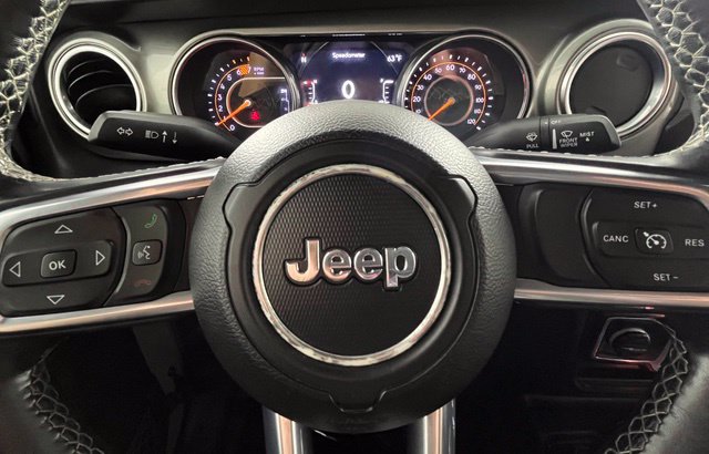 Used 2018 Jeep Wrangler Unlimited Sahara AWD/4WD image 14