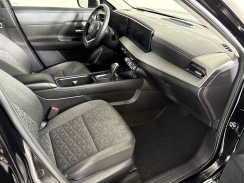 Used 2025 Nissan Kicks SV FWD image 17