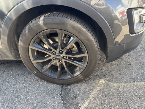 Used 2017 Ford Explorer XLT w/ Equipment Group 202A image 4