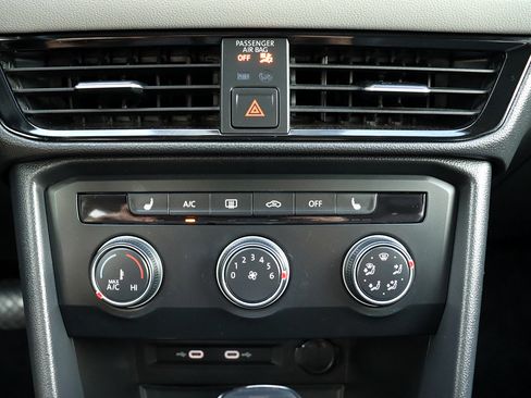 Used 2022 Volkswagen Taos SE w/ Panoramic Sunroof Package FWD image 32