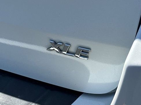Used 2018 Toyota Sienna XLE FWD image 32