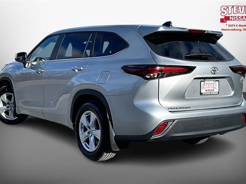 Used 2024 Toyota Highlander LE image 4