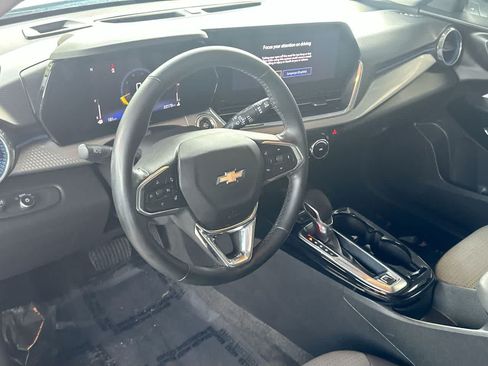 Used 2025 Chevrolet Trax LT w/ LT Convenience Package FWD image 13