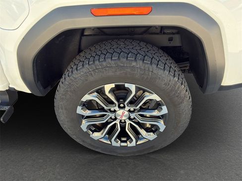 Used 2024 GMC Canyon Denali image 5