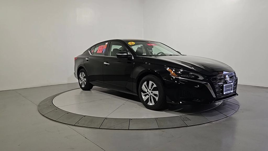 Certified 2025 Nissan Altima 2.5 S FWD image 9