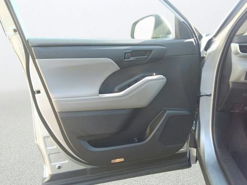 Used 2021 Toyota Highlander L FWD image 17