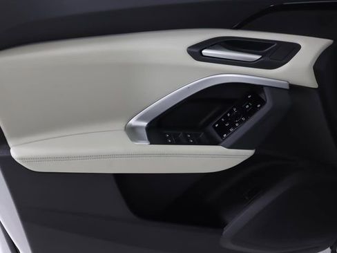 Used 2025 Audi Q5 Premium w/ Convenience Package image 11