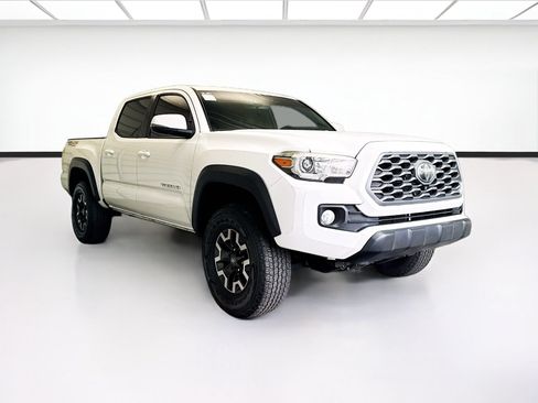 Used 2020 Toyota Tacoma TRD Off-Road w/ TRD Premium Off Road Package AWD/4WD image 3