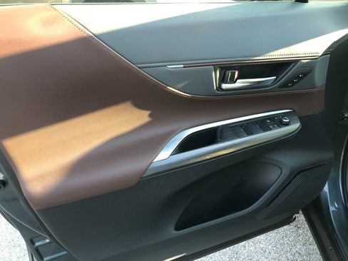 Certified 2021 Toyota Venza Limited image 12