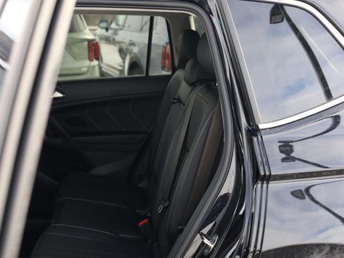 Used 2024 Volkswagen Tiguan SE image 17