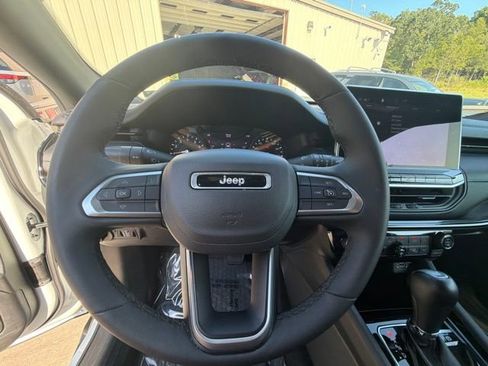 Used 2025 Jeep Compass Latitude w/ Convenience Group AWD/4WD image 27