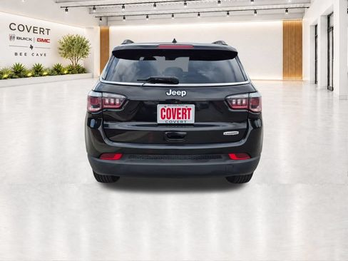 Used 2018 Jeep Compass Latitude FWD image 10