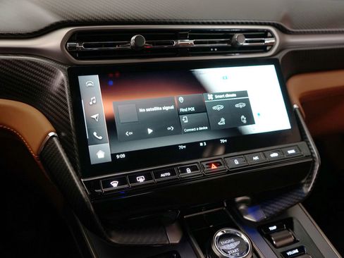 Used 2025 Aston Martin Vanquish image 17