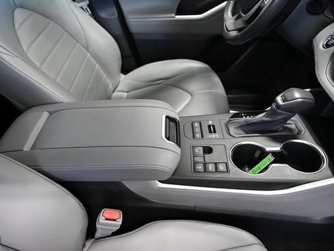 Used 2023 Toyota Highlander XLE image 22