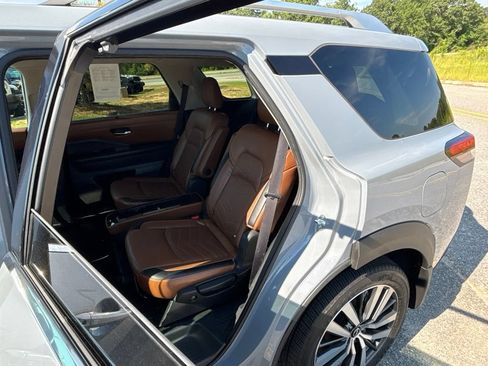 Used 2022 Nissan Pathfinder Platinum w/ Cargo Package AWD/4WD image 42