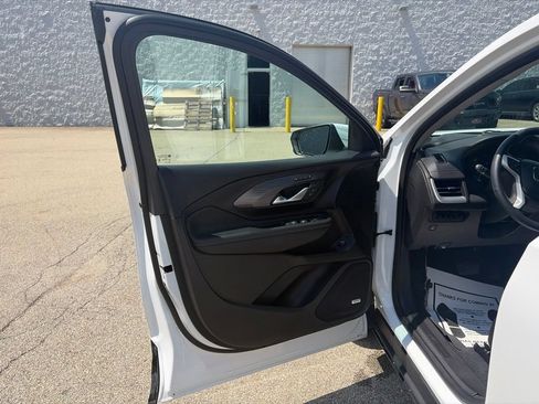 Used 2024 GMC Terrain SLT w/ Infotainment Package II AWD/4WD image 10