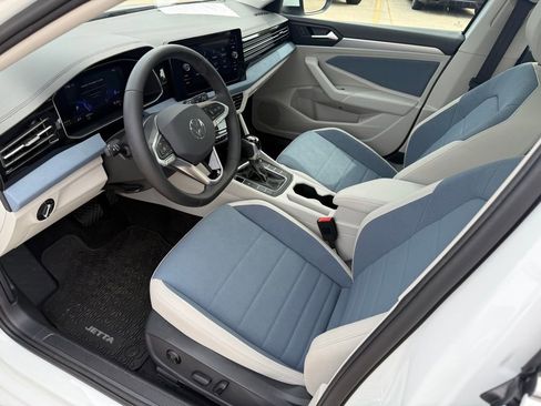 Used 2025 Volkswagen Jetta SE w/ Sunroof Package image 8